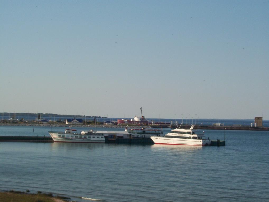 Mackinaw Beach And Bay Inn & Suites Mackinaw City Exterior foto